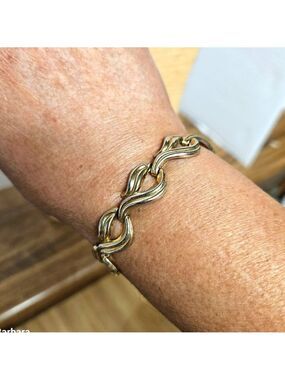 Vintage Trifari Gold-tone Ribbed Hook-shape Link Bracelet